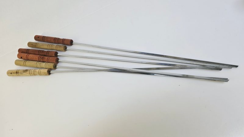Stilrena grillspett i trä och metall – Perfekt för grillkvällar!