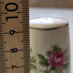Saltströare, Teak och porslin