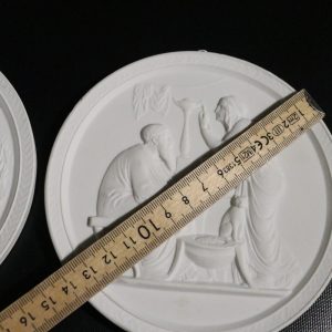 Set med två väggplattor – Royal Copenhagen, klassisk elegans