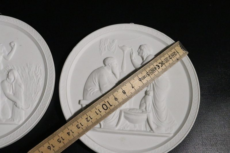 Set med två väggplattor – Royal Copenhagen, klassisk elegans