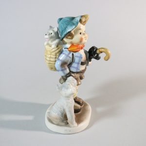 Figurin, pojke med hund, H 17cm