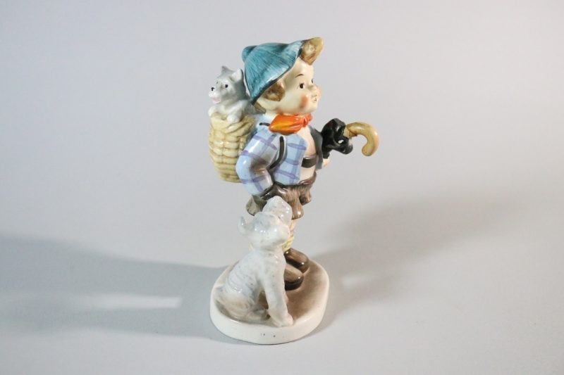 Figurin, pojke med hund, H 17cm
