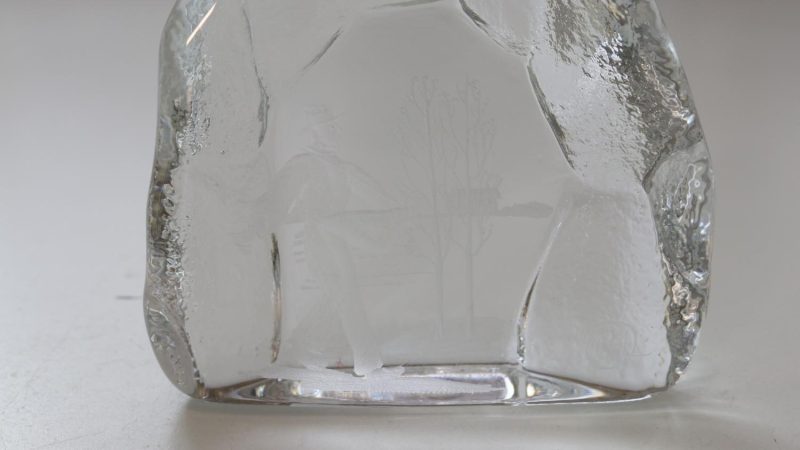 Glasblock, jägare, signerad med initialer