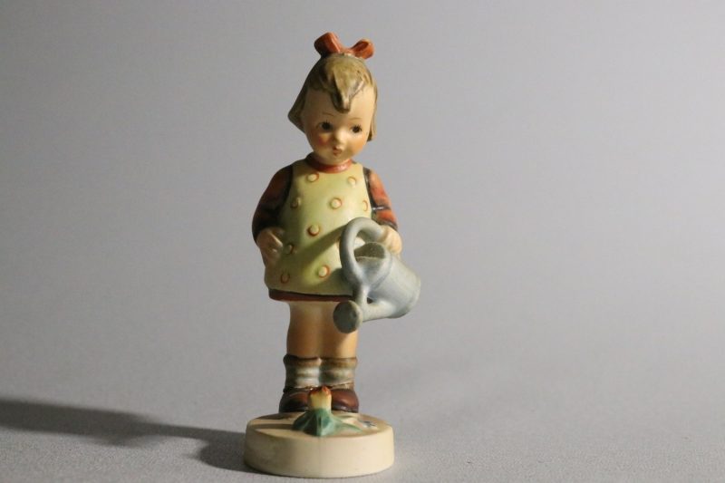Vintage Porslinsfigur - Flicka med Vattenkanna