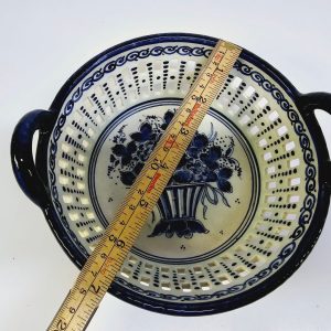 Handmålad Delfts Blauw skål med unikt mönster och elegant design