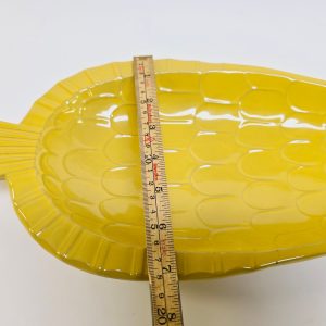 Charmigt fiskformat fat från Gabriel Keramik – Retro i solgul glans