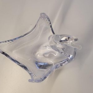 Svan i glas med uppspärrade vingar och vackert krökt hals