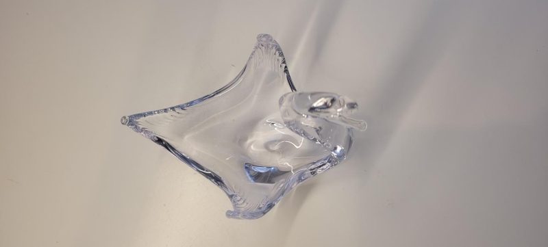 Svan i glas med uppspärrade vingar och vackert krökt hals