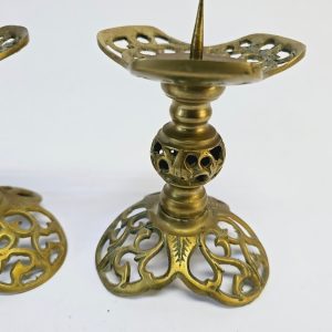 Eleganta Ljusstakar i Mässing – Klassisk och Ornamenterad Design