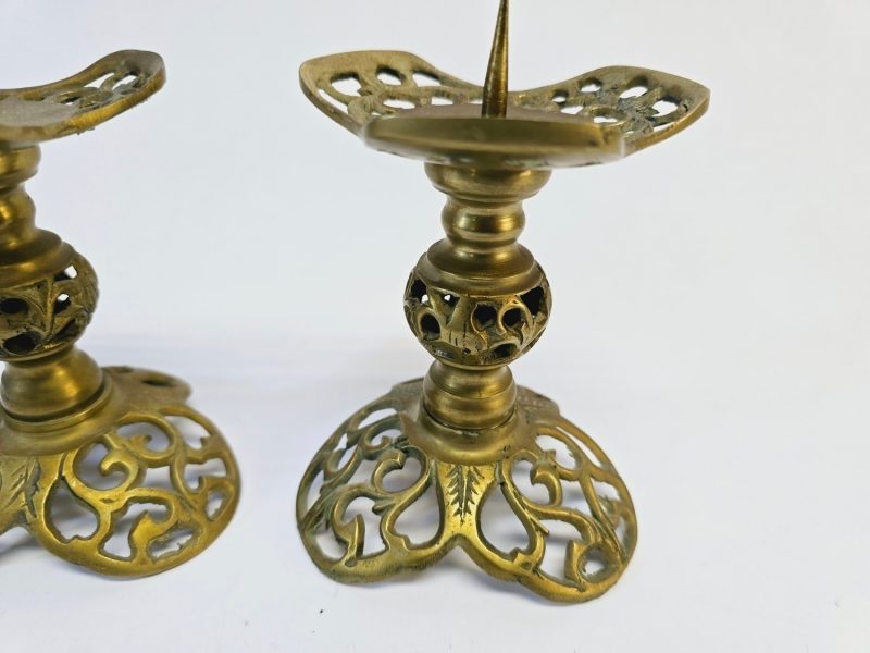 Eleganta Ljusstakar i Mässing – Klassisk och Ornamenterad Design