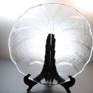 Klassiskt Slipat Glasfat – Elegant och Tidlöst Designobjekt
