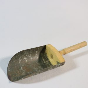 Skoffa (speceri), av plåt, med gavel och handtag av trä