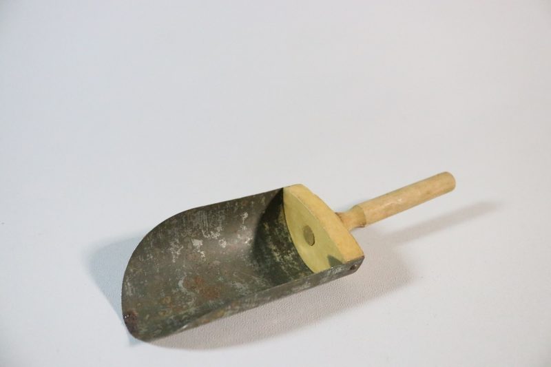 Skoffa (speceri), av plåt, med gavel och handtag av trä
