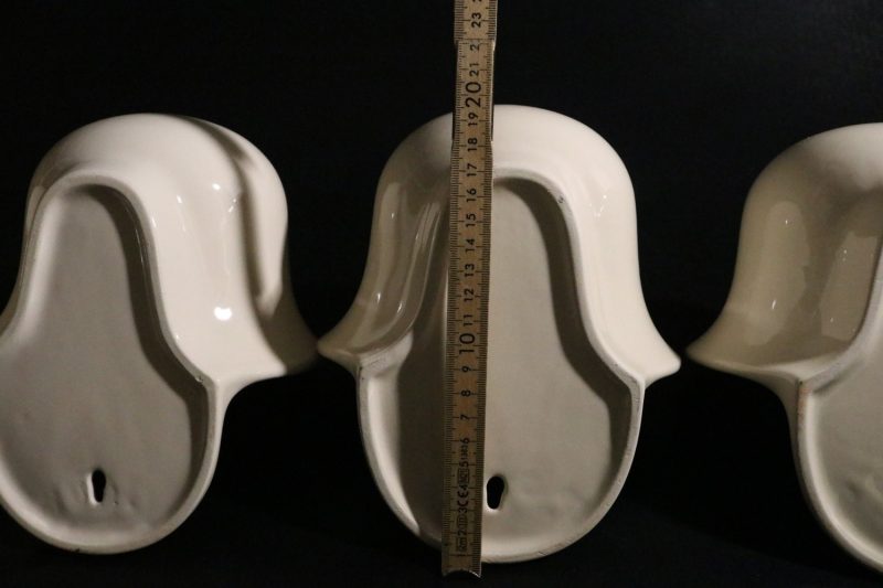 Set med 4 dekorativa keramiska väggkrukor – tidlös elegans