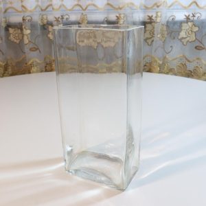 Refflad glasvas i svart med hänkel i klarglas- Kosta glasbruk