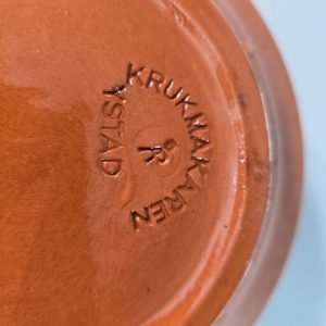 Allmogemålad nattljusstake i lergods, Krukmakaren i Ystad