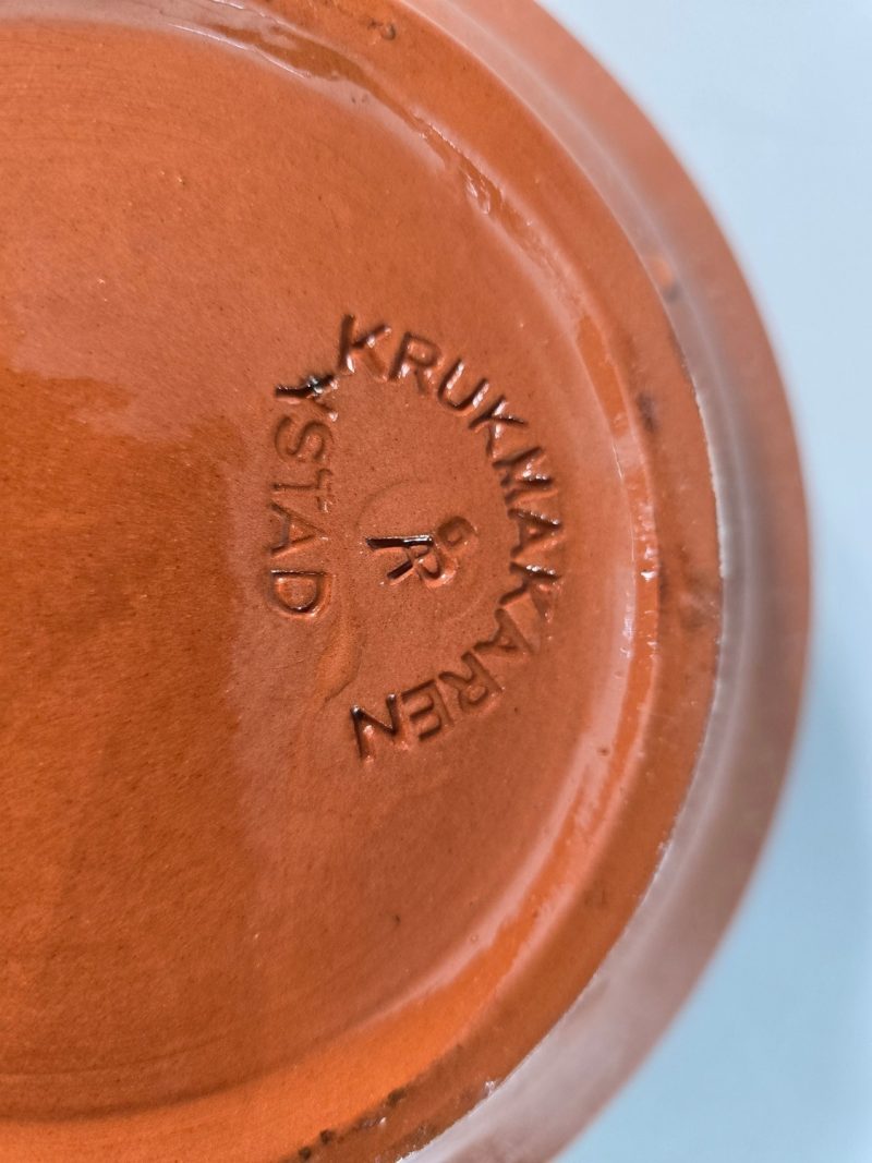 Allmogemålad nattljusstake i lergods, Krukmakaren i Ystad