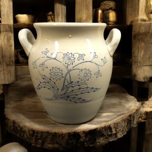 Charmig Gustavsberg-vas med blommotiv – svensk keramiktradition i fokus