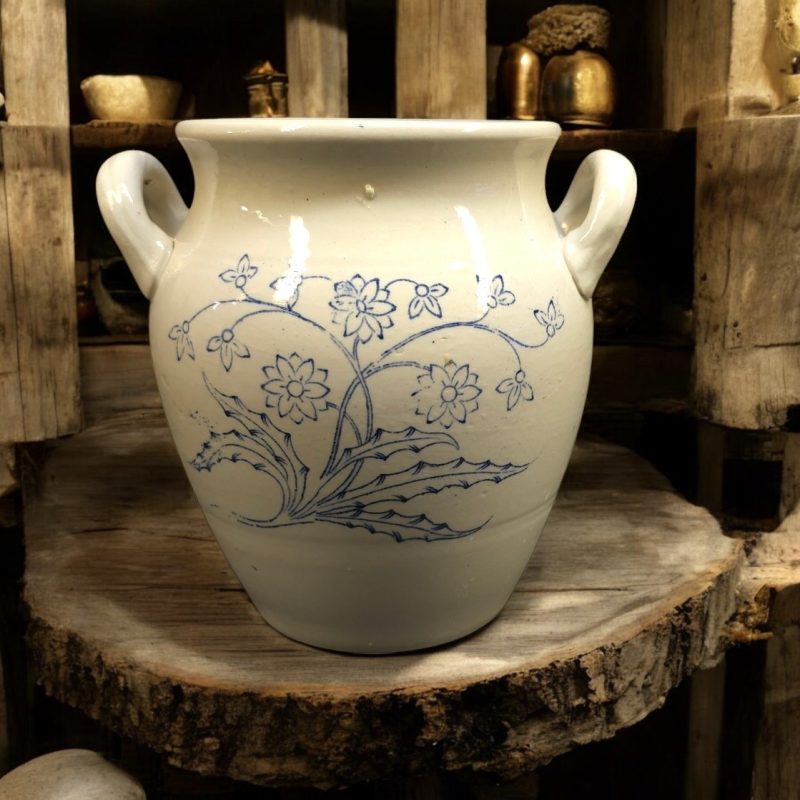 Charmig Gustavsberg-vas med blommotiv – svensk keramiktradition i fokus