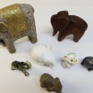 Samling av Dekorativa Elefantfigurer – Unik Blandning i Olika Material