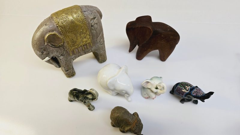 Samling av Dekorativa Elefantfigurer – Unik Blandning i Olika Material