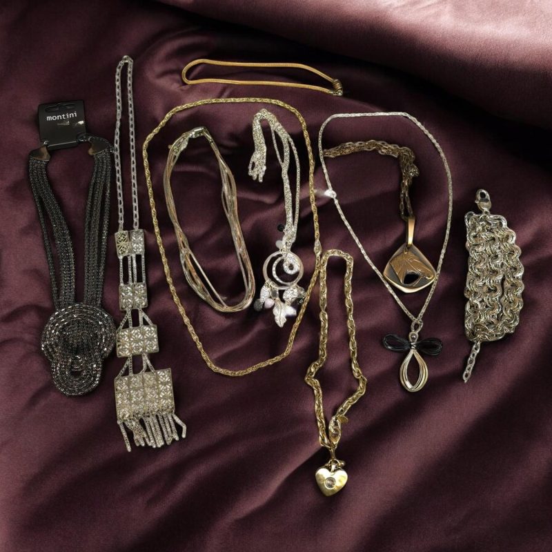 Elegant samling av 10 olika halsband och armband