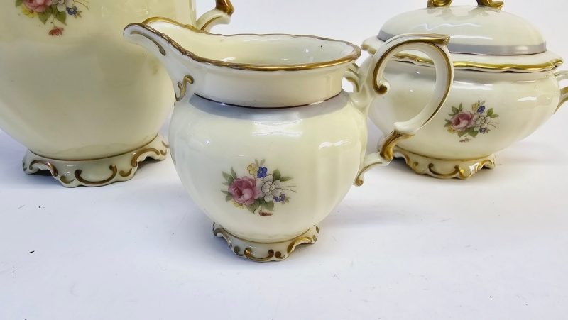 Elegans från Rörstrand: Antikt "Pompadour"-kaffeset i porslin