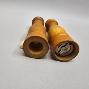 Salt och peppar i trä, ca 20cm stora kryddkvarnar
