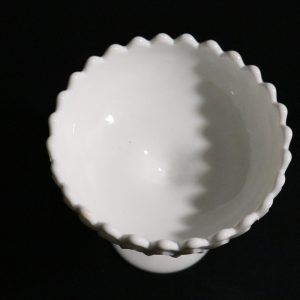 Elegant Vit Milkglass-skål på Fot – Perfekt för Samling eller Dekoration