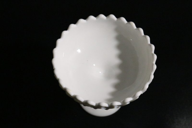 Elegant Vit Milkglass-skål på Fot – Perfekt för Samling eller Dekoration