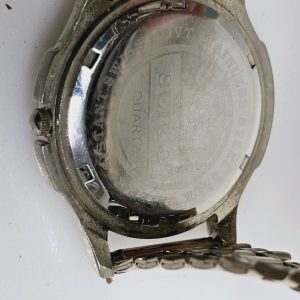Seiko Quartz-klocka med guldfärgad urtavla – Stilren och Klassisk