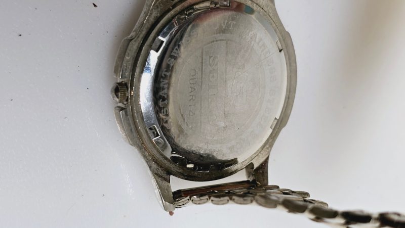 Seiko Quartz-klocka med guldfärgad urtavla – Stilren och Klassisk