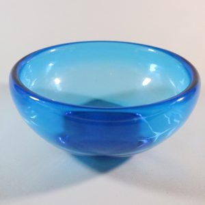 Blåfärgad glasskål, troligen från svensk glasbruk