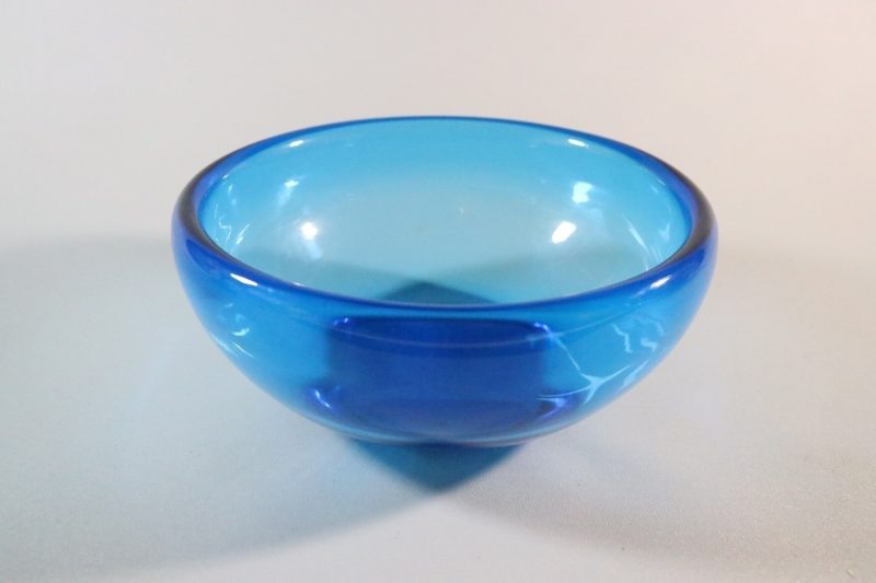 Blåfärgad glasskål, troligen från svensk glasbruk