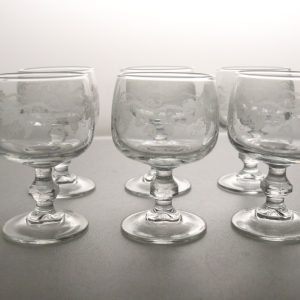 Klassiskt Slipat Glasfat – Elegant och Tidlöst Designobjekt