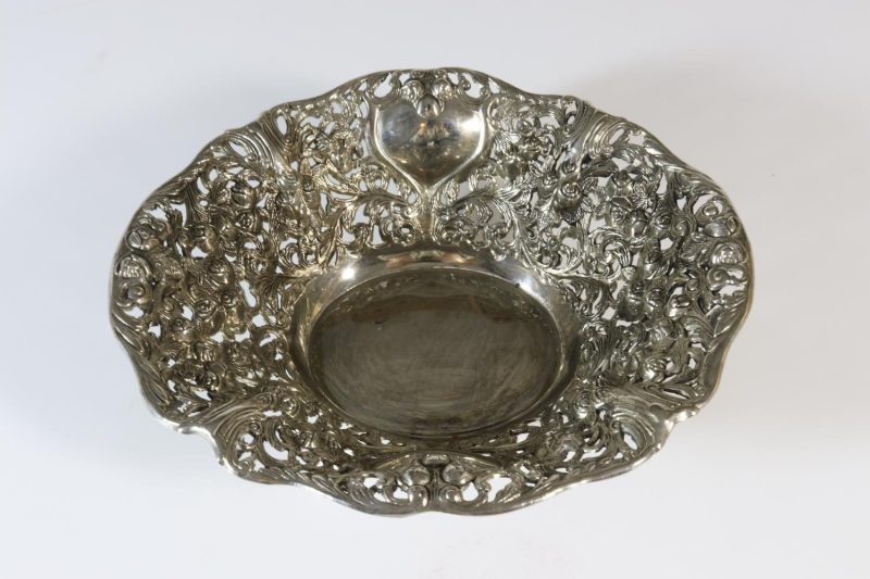 SKÅL, med genombruten dekor, troligen nysilver