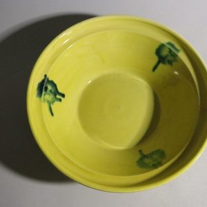 Skål i Gult med Gröna Dekorationer – 27 cm Diameter