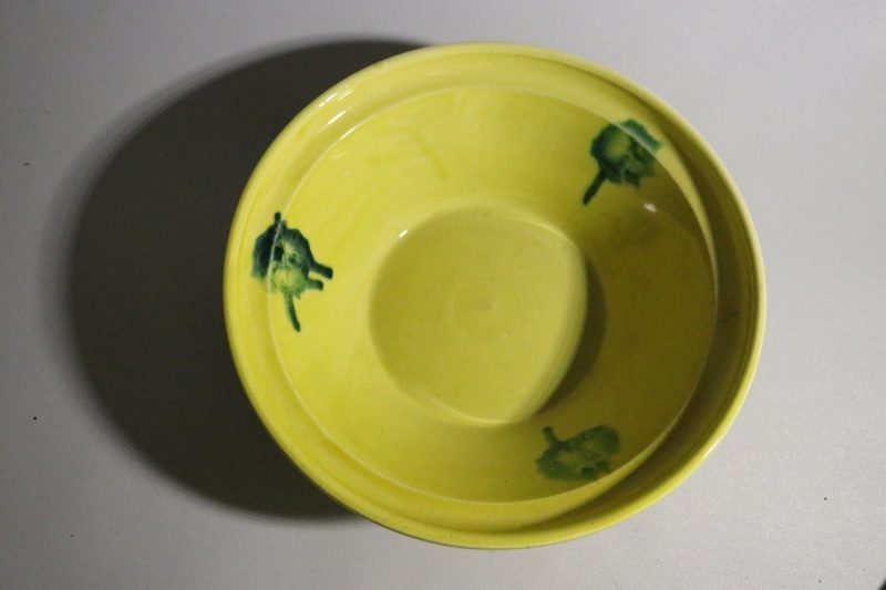 Skål i Gult med Gröna Dekorationer – 27 cm Diameter
