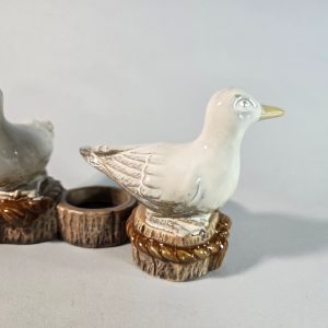 Ett par ljushållare i keramik, Fiskmåsar 1185