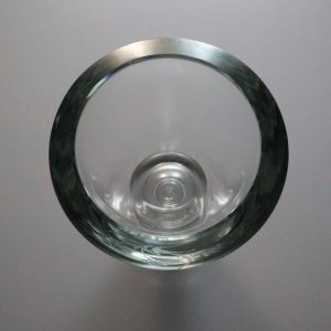 Vacker glasvas med etsad dekor av blommor, tung 18cm hög