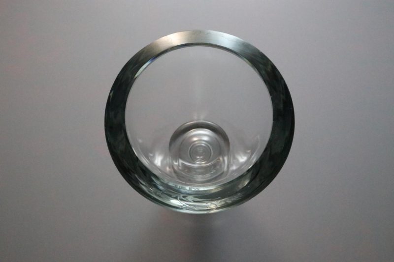 Vacker glasvas med etsad dekor av blommor, tung 18cm hög