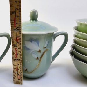 Exklusivt porslinsset 9– Kopp med lock och skålar i elegant grönt och blomdesign