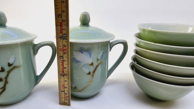 Exklusivt porslinsset 9– Kopp med lock och skålar i elegant grönt och blomdesign