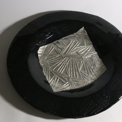 Kristallskål, handgjord från Magnor glasfabrik. Svart med silver. 36cm diameter