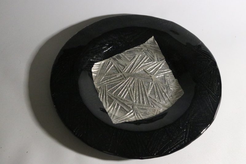 Kristallskål, handgjord från Magnor glasfabrik. Svart med silver. 36cm diameter
