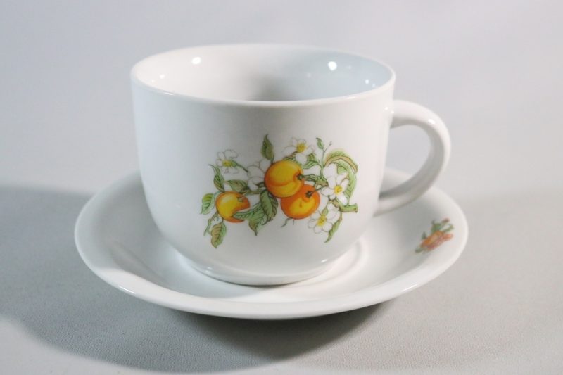 Kaffekopp med fat, fruktmotiv