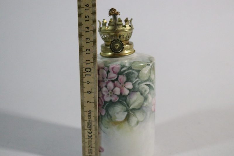 Vintage Oljelampa i Porslin med Handmålat Blommönster – 16 cm Hög