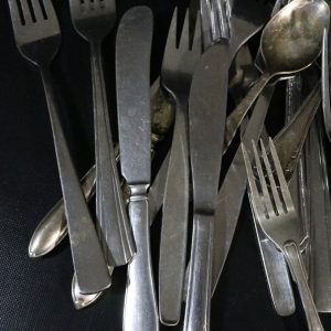 Stort Parti Blandade Vintage Bestick – Knivar, Gafflar och Skedar i Olika Stilar