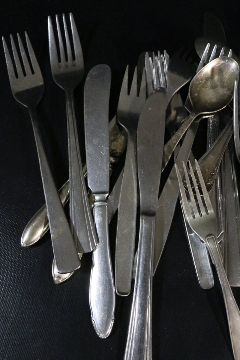 Stort Parti Blandade Vintage Bestick – Knivar, Gafflar och Skedar i Olika Stilar