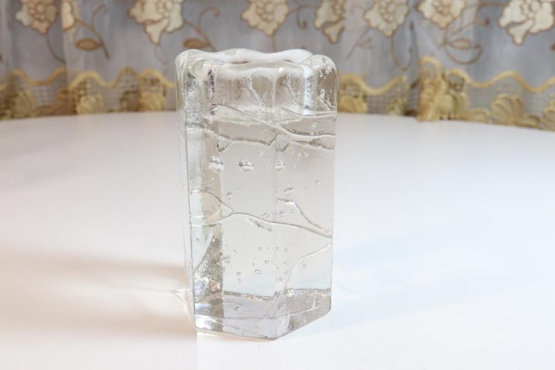 6-kantig ljushållare med bubblor i glaset, troligen Finland